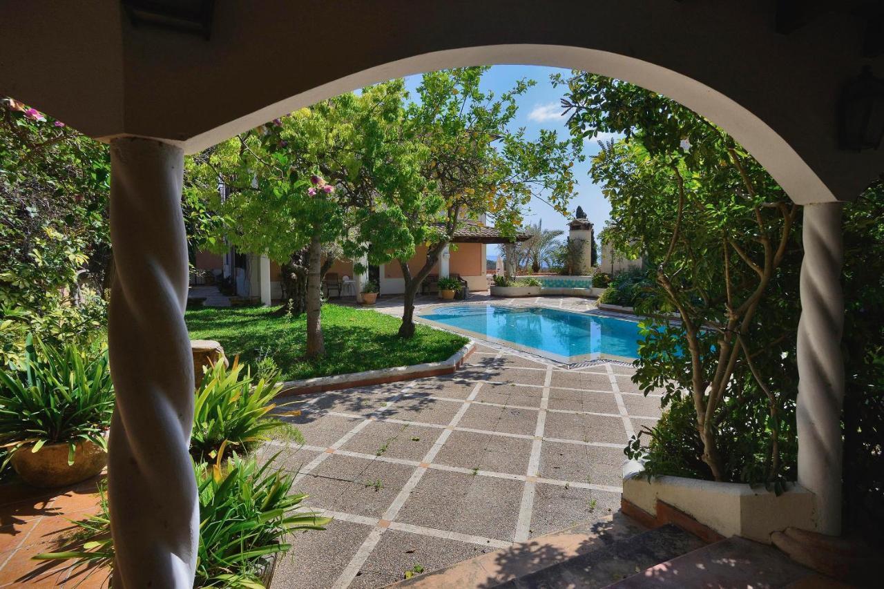 Luxury For 16 People With Seaview, Pool And Bbq Villa