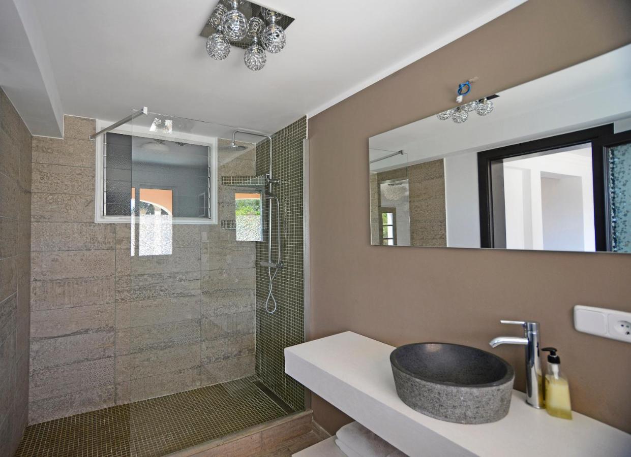 Luxury For 16 People With Seaview, Pool And Bbq Villa